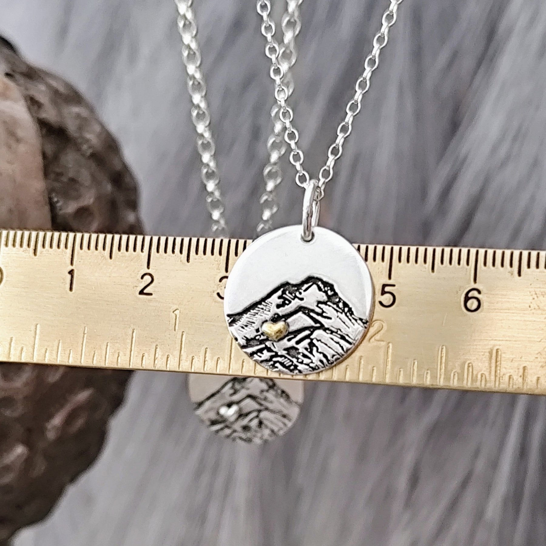 Kettenanhänger Berge "Bergliebe" aus recyceltem 925er Silber, handgefertigt