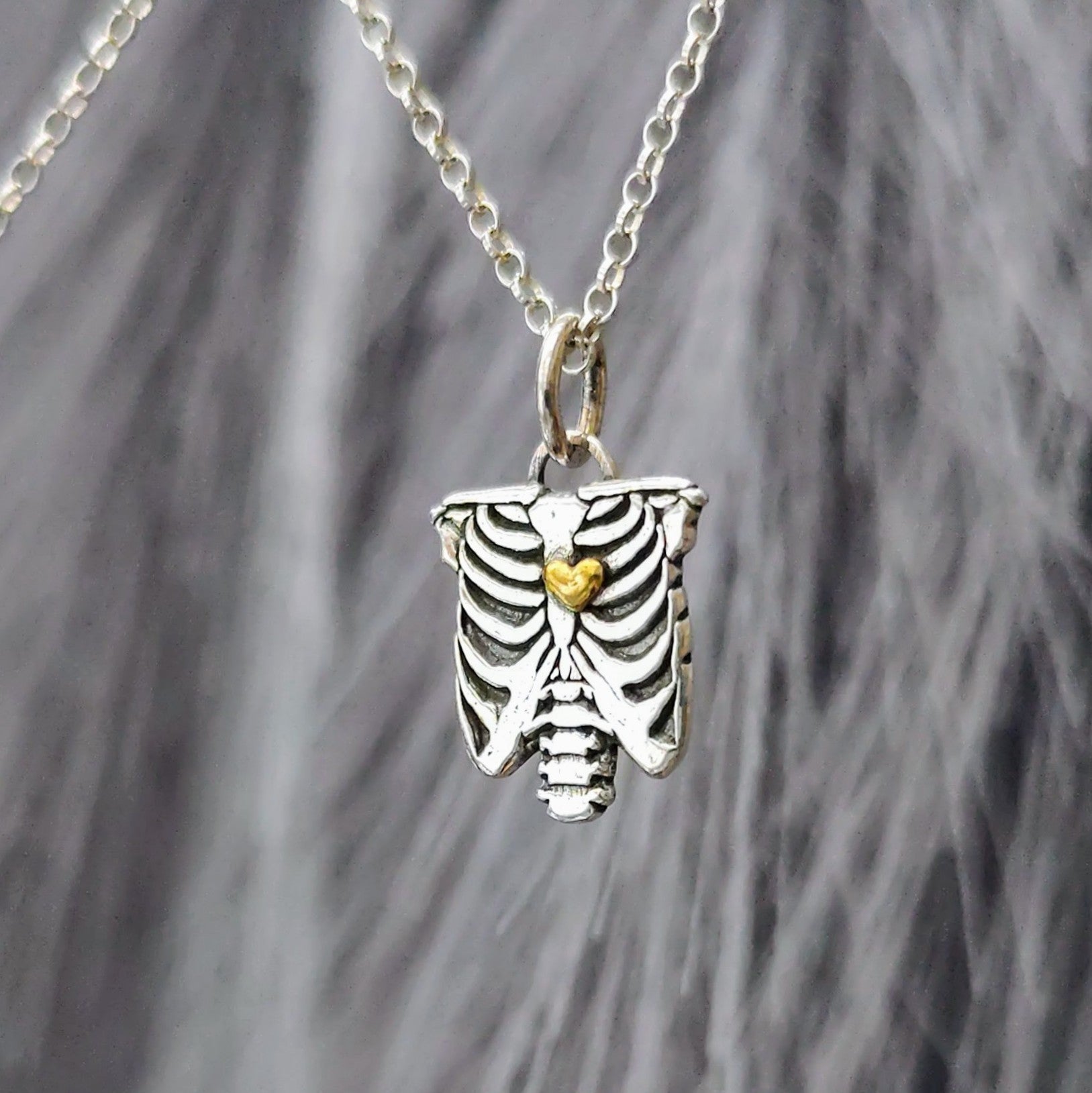 Kettenanhänger "Brustkorb mit Herz" Handgefertigt aus recyceltem 925er Silber mit 24Karat Teil - Vergoldung Aus der Kollektion VIVA LA VIDA