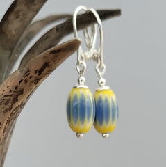 Farbenfrohe Ohrringe mit Millefiori Perlen in blau gelb, 925er Silber - animoART