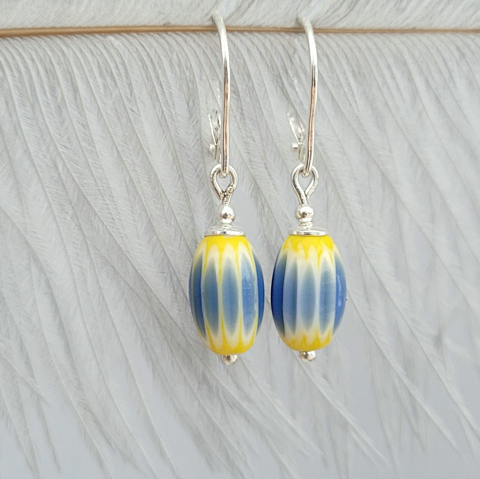 Farbenfrohe Ohrringe mit Millefiori Perlen in blau gelb, 925er Silber - animoART