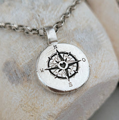 Anhänger Nugget mit Gravur "Kompass mit Herz" Jedes Schmuckstück ist ein Unikat. Der handgefertigte Anhänger aus recyceltem Silber zeigt auf der Vorderseite einen gravierten Kompass mit Herz. Zusätzlich kannst du einen Text als Gravur auf der Rückseite wählen. Kein Anhänger gleicht exakt dem anderen und ist dein personalisiertes Unikat. Von animoART