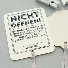 Geschenktüte aus Papier mit Namensschild, Schleifband & kleiner Holzklammer. Dazu gibt´s einen lustigen Geschenkanhänger.