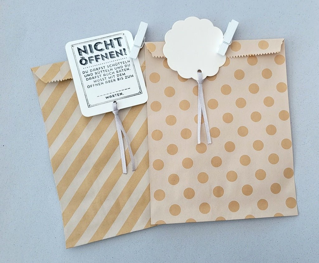 Geschenktüte mit Namensschild, Schleifband & kleiner Holzklammer - animoART