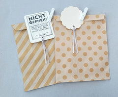 Geschenktüte mit Namensschild, Schleifband & kleiner Holzklammer - animoART