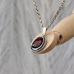 Handgefertigter Granat - Anhänger in tief - rot mit recyceltem 925 Silber, aus Deutschland