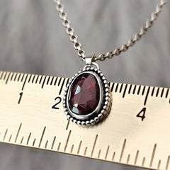 Silberanhänger, handgefertigt in Deutschland, besetzt mit einem roten Granat - Edelstein.