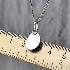 Rückseiten - Ansicht des Granat - Anhängers, mit Platz für individuelle Gravur