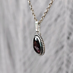 Kettenanhänger aus recyceltem Silber mit rotem Granat und wahlweise mit Gravur.