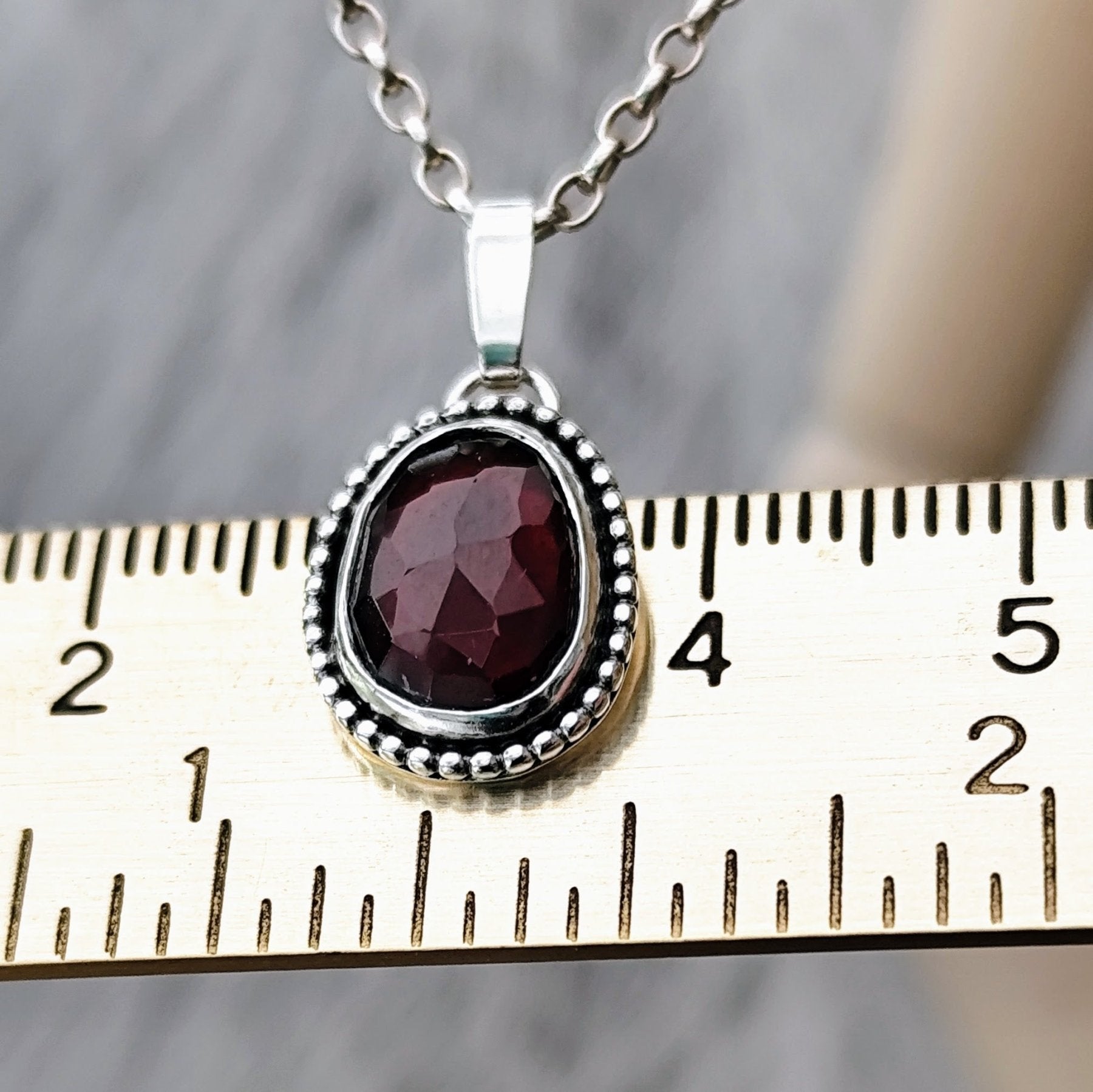 Handgefertigter Silberanhänger mit tiefrotem Granat, Gravur auf Rückseite möglich.