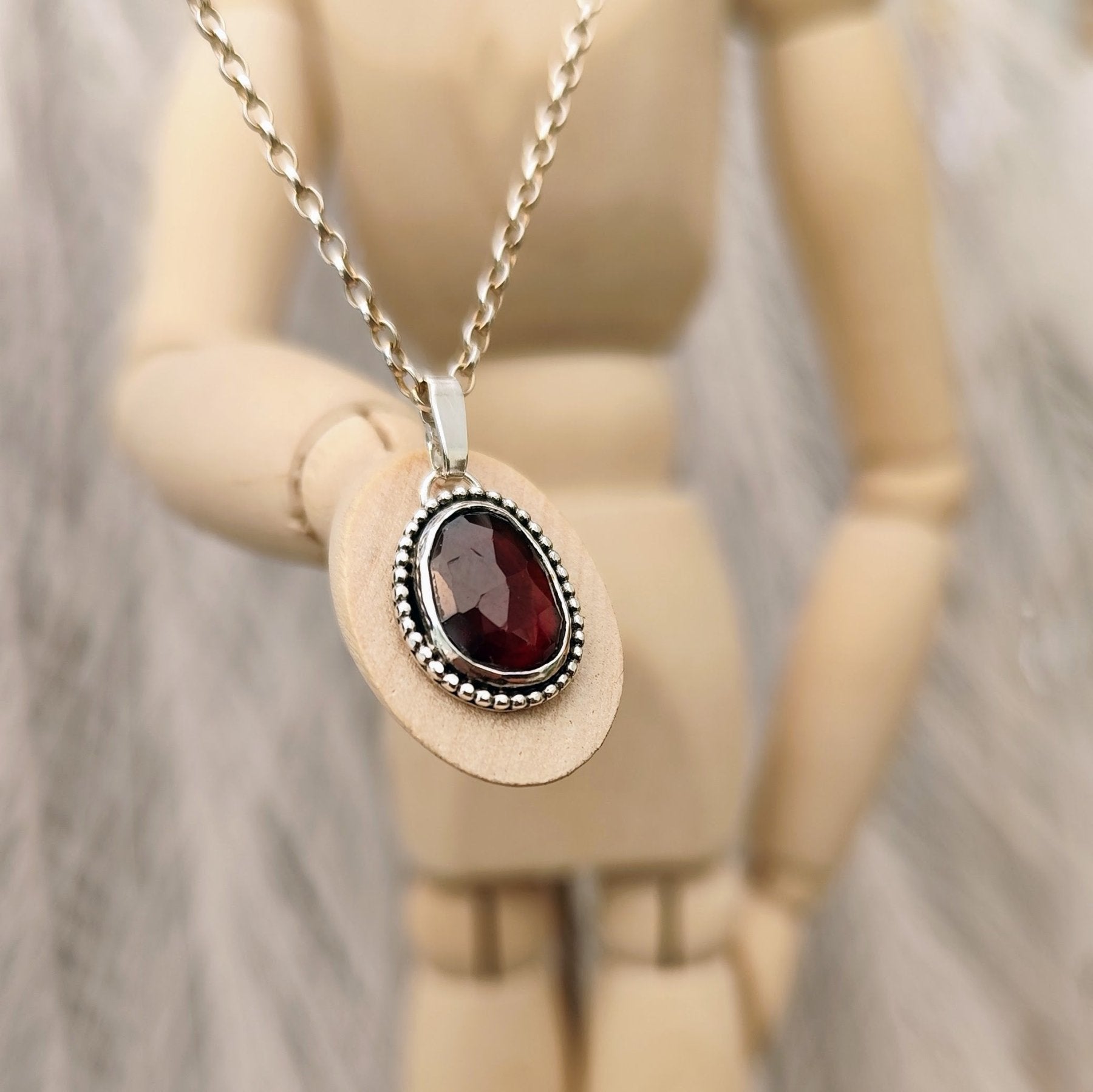 Roter Granat - Anhänger mit recyceltem 925 Silber handgefertigt in Deutschland