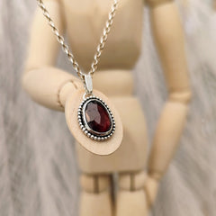 Roter Granat - Anhänger mit recyceltem 925 Silber handgefertigt in Deutschland