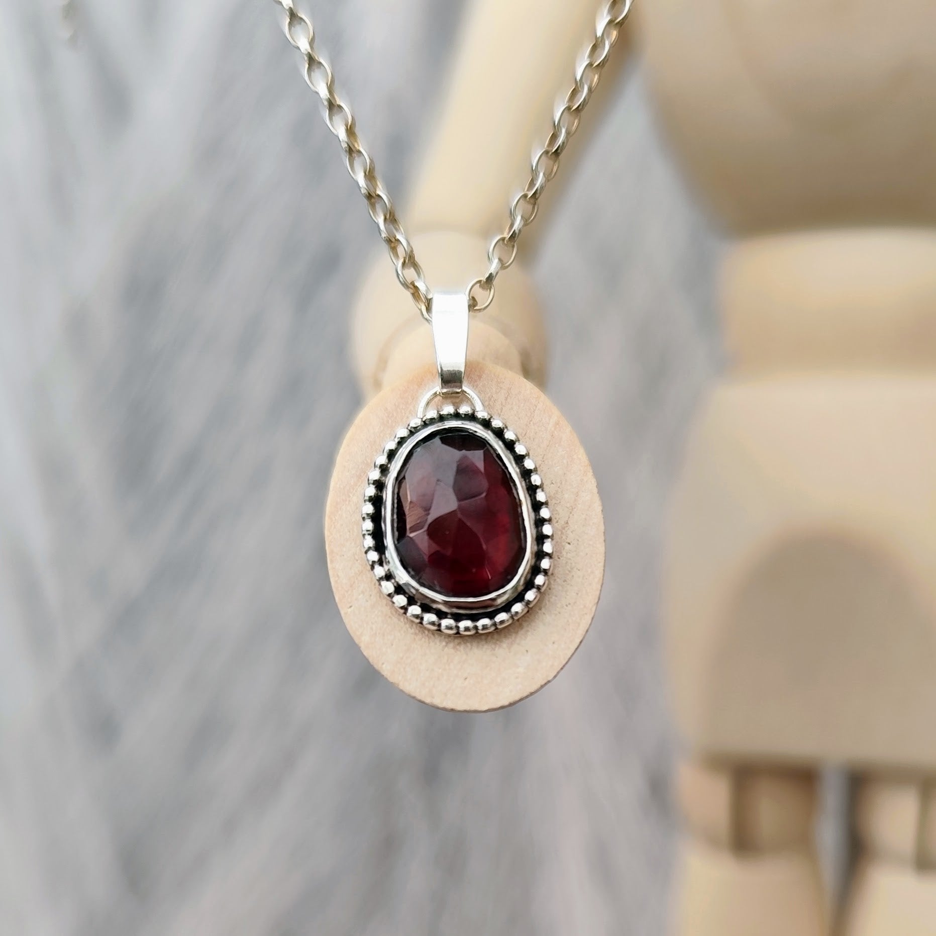 Edelsteinanhänger mit rotem Granat und recyceltem 925 Silber, handgefertigt in Deutschland