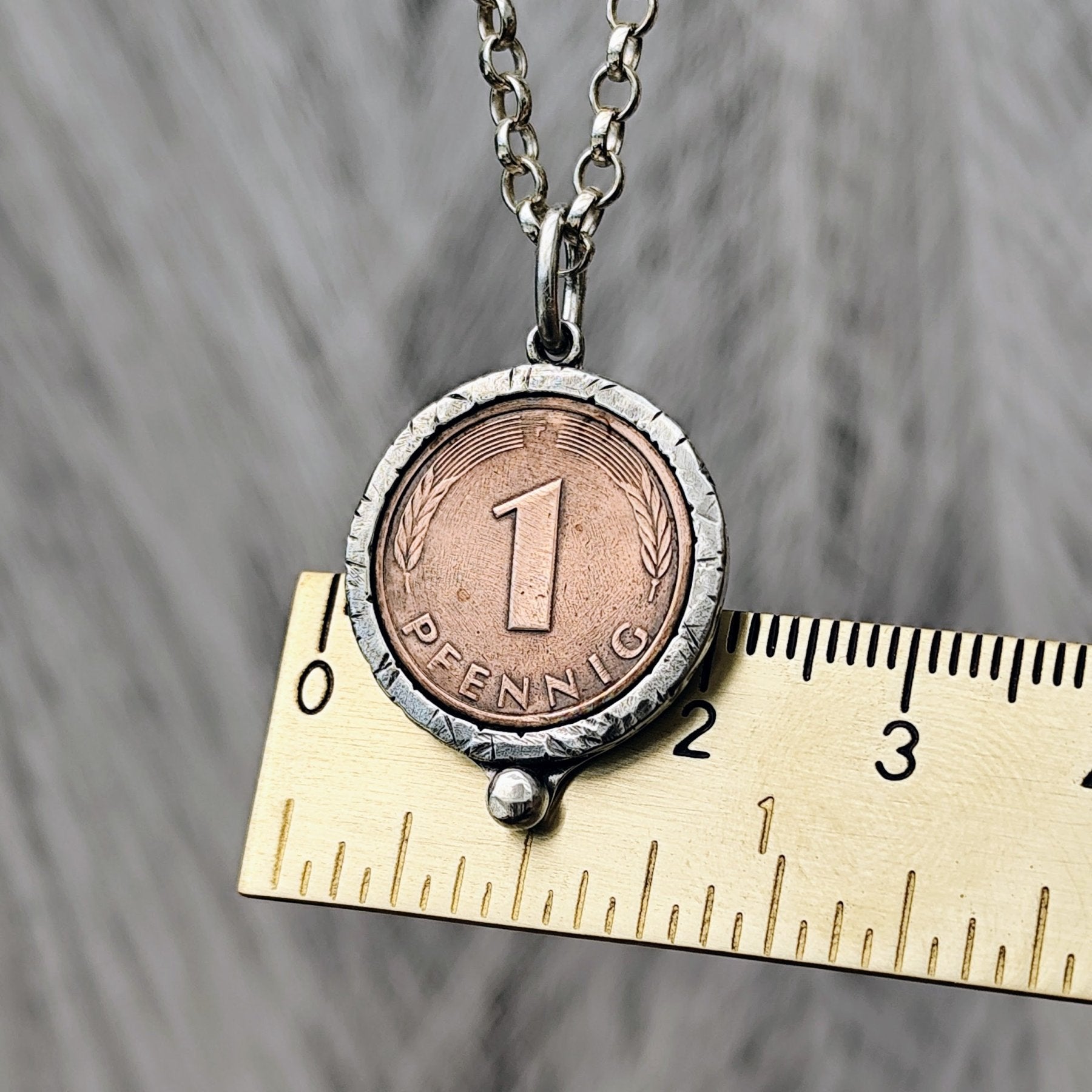 Anhänger Glückspfennig, handgemacht aus recyceltem 925er Silber, matt poliert und dunkel patiniert, Gravur auf Rückseite optional, Glücksbringer.