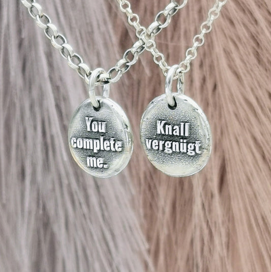 Kettenanhänger mit Text: Knallvergnügt. handgefertigter Nugget mit recyceltem Silber