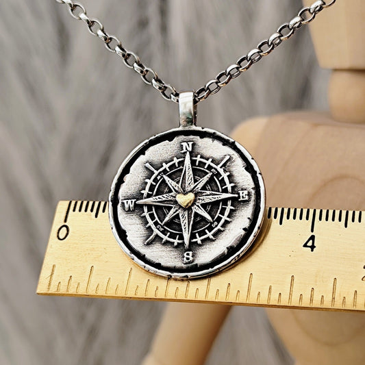 Kettenanhänger "Kompass mit goldenem Herz" RUSTIC RAHMEN, recyceltes Silber