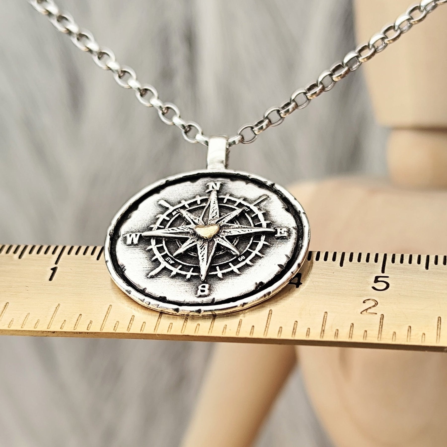 Kettenanhänger "Kompass mit goldenem Herz" RUSTIC RAHMEN, recyceltes Silber