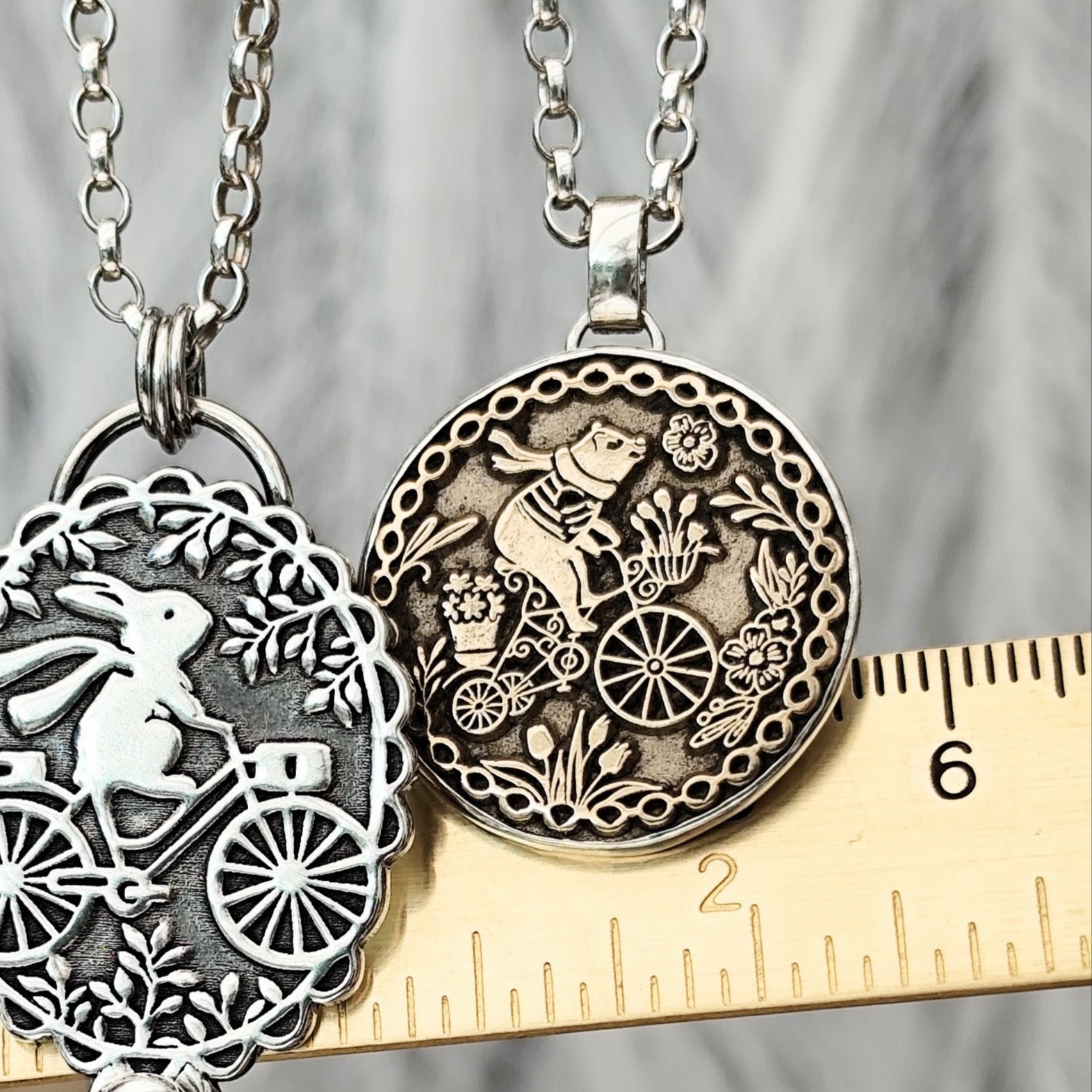 Bicolor Kettenanhänger "Bärenausflug" recyceltes Silber und Bronze, mit Liebe handgefertigt in Deutschland