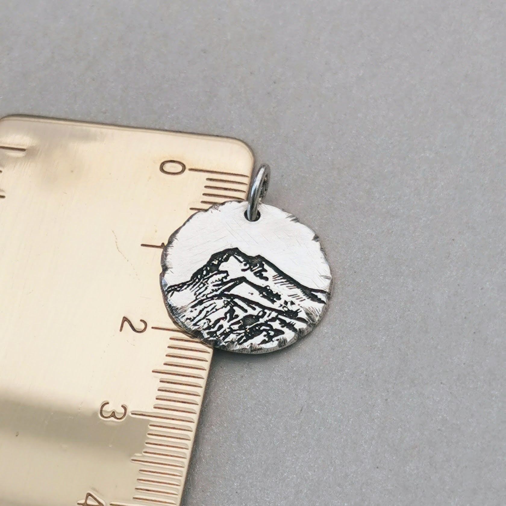 Berg Kette "Der Berg ruft" im Rustic Style, gefertigt aus recyceltem 925er Sterlingsilber. Handgemacht mit mattem Finish und patinierten Vertiefungen. Steht für Stärke, Beständigkeit und Naturverbundenheit. Mit Gravur - Option erhältlich. Nachhaltig und einzigartig, liebevoll verpackt.