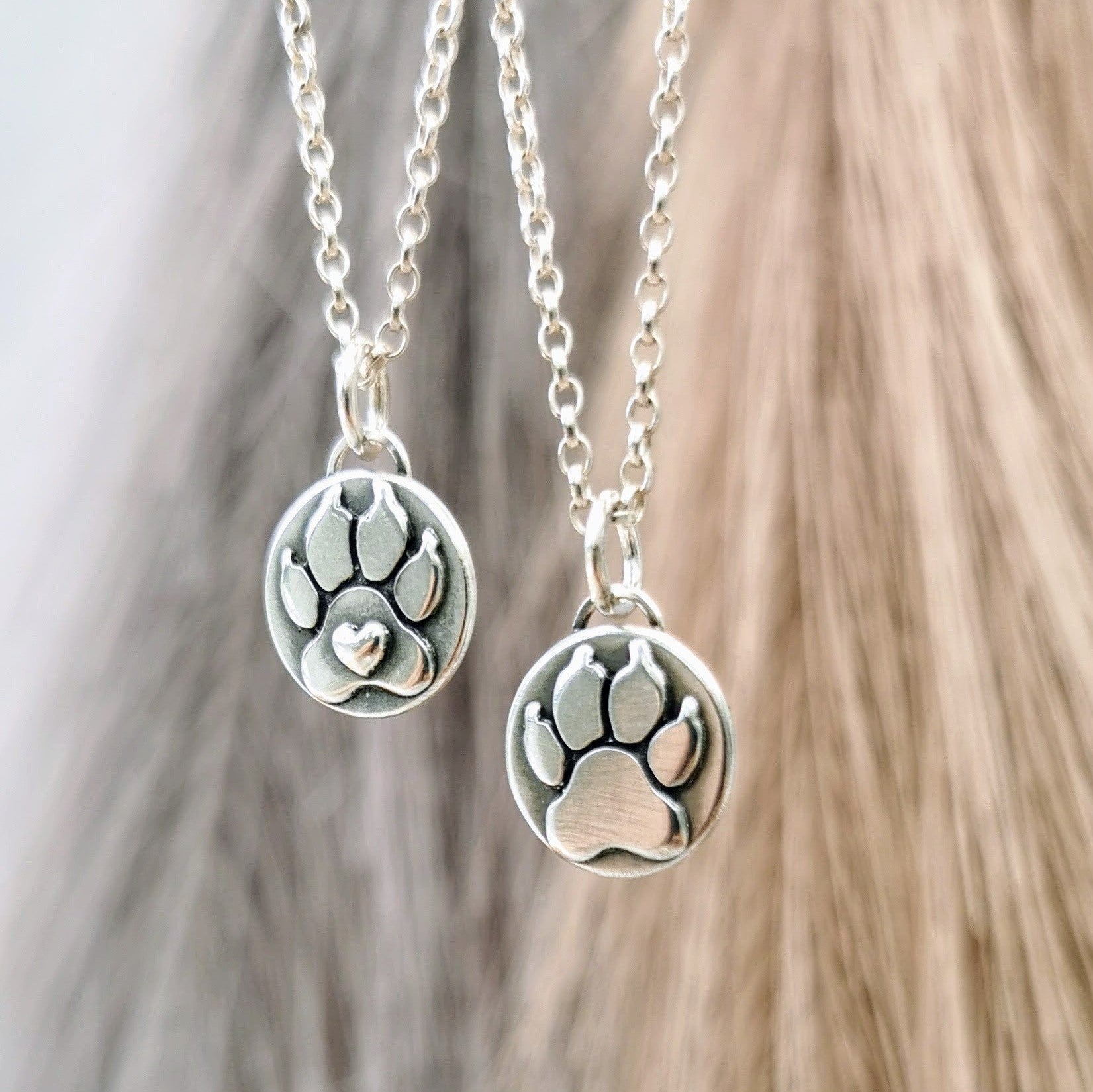 Handgefertigter Kettenanhänger Hundepfote aus recyceltem 925er Silber, personalisierbar mit Gravur. Ein Zeichen deiner tiefen Verbundenheit zu deinem Haustier.