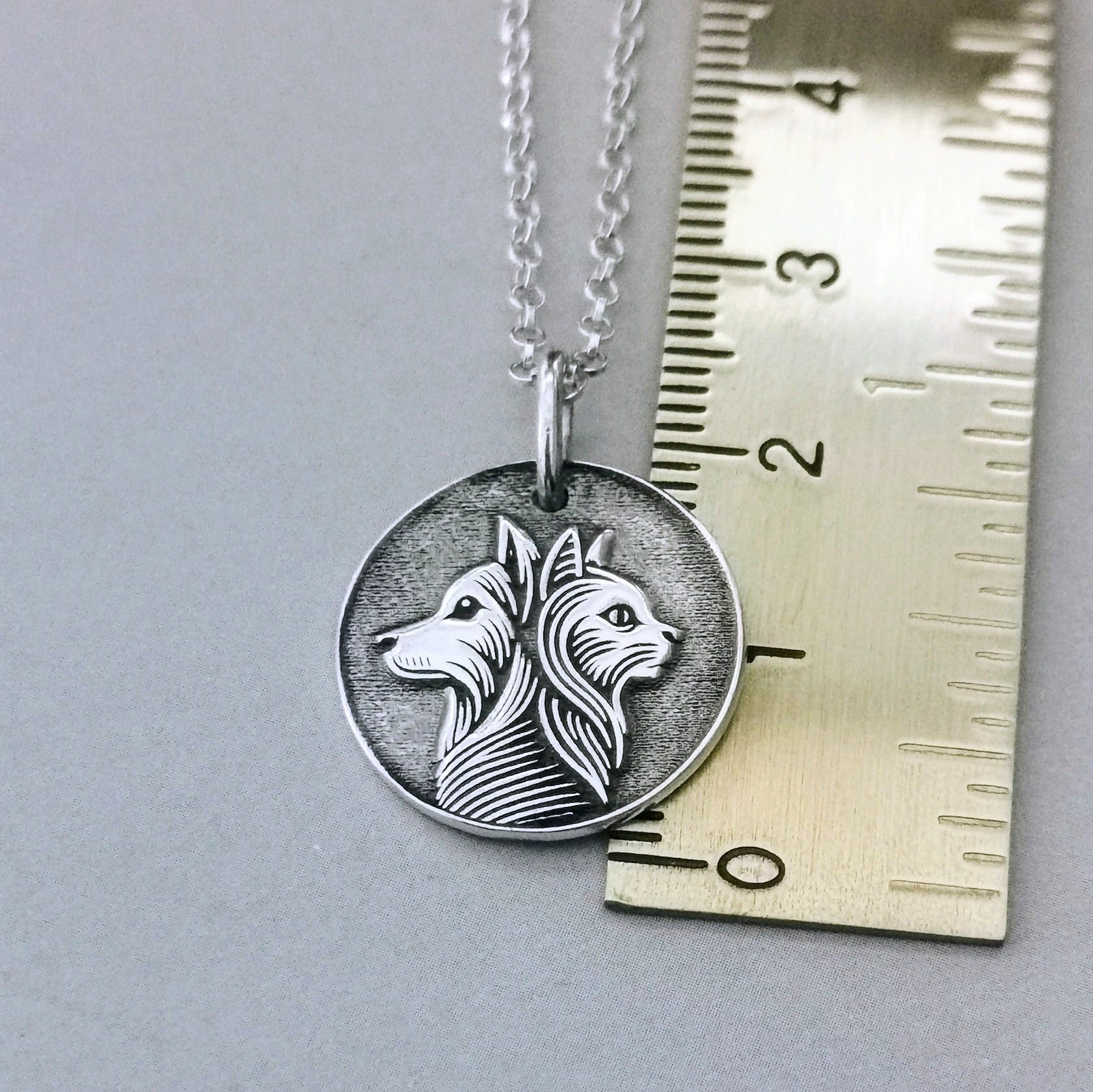 Handgefertigter Kettenanhänger aus recyceltem 925er Silber mit Hund-und-Katze-Motiv, wahlweise mit Gravur, perfekt als Geschenk