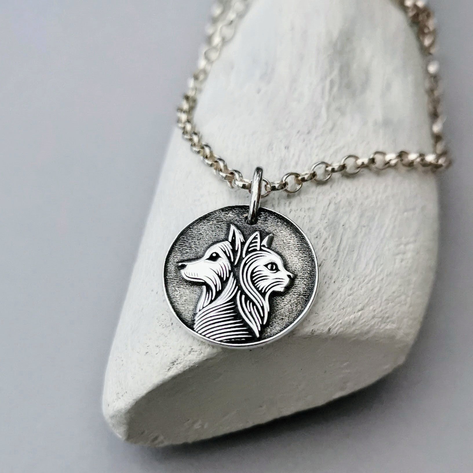 Handgefertigter Kettenanhänger aus recyceltem 925er Silber mit Hund-und-Katze-Motiv, wahlweise mit Gravur, perfekt als Geschenk