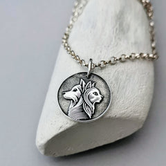 Handgefertigter Kettenanhänger aus recyceltem 925er Silber mit Hund-und-Katze-Motiv, wahlweise mit Gravur, perfekt als Geschenk