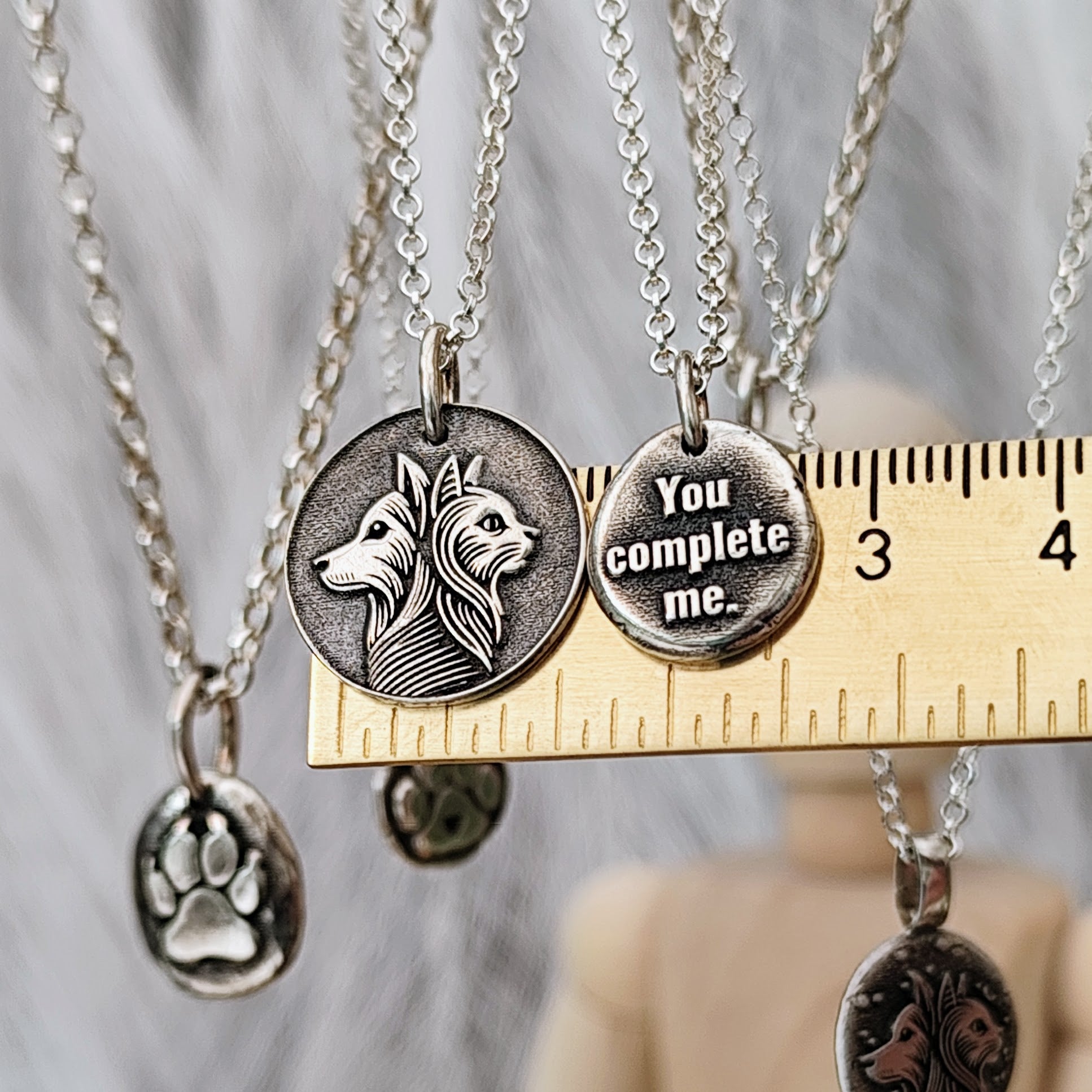 Handgefertigter Kettenanhänger aus recyceltem 925er Silber mit Hund - und - Katze - Motiv, wahlweise mit Gravur, perfekt als Geschenk