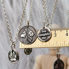 Handgefertigter Kettenanhänger aus recyceltem 925er Silber mit Hund - und - Katze - Motiv, wahlweise mit Gravur, perfekt als Geschenk