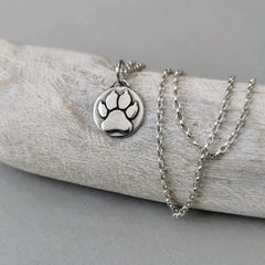Kettenanhänger Hundepfote, handgefertigt aus recyceltem 925er Silber, symbolisiert Tierliebe, personalisierbar mit Gravur, nachhaltig in Deutschland gefertigt.