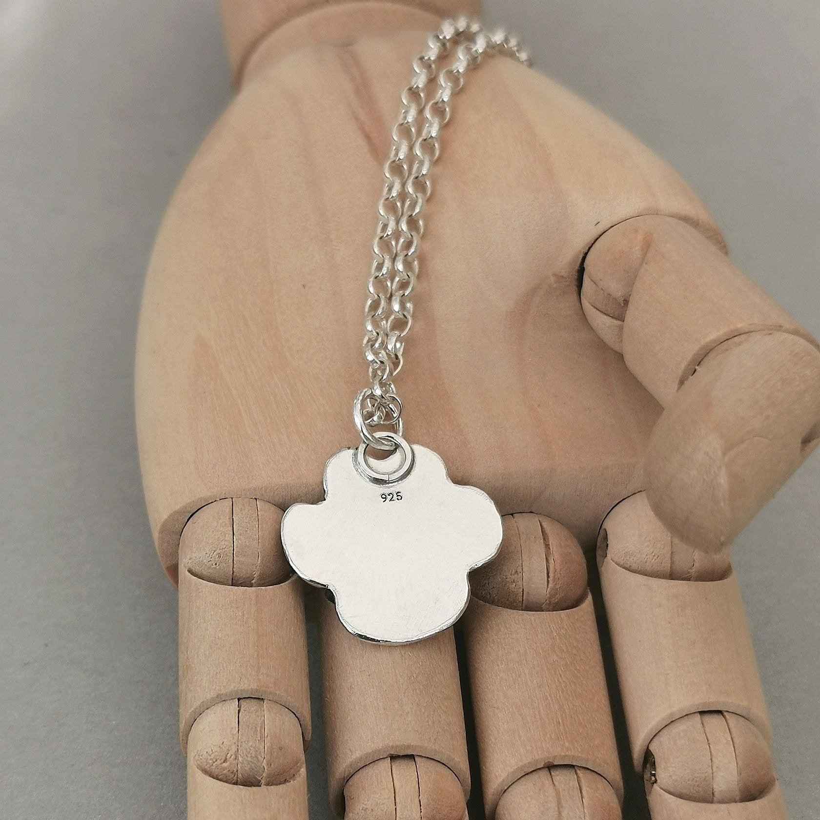 Kettenanhänger Hundepfote mit Herz, handgefertigt aus recyceltem 925er Silber, symbolisiert Tierliebe, nachhaltig in Deutschland gefertigt.