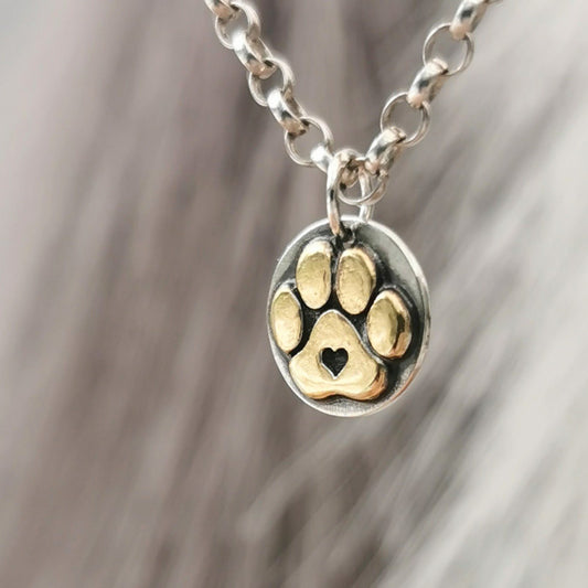 Kettenanhänger Hundepfote mit Herz, handgefertigt aus recyceltem 925er Silber, Vergoldung in gold , Symbol für Pfotenliebe, personalisierbar mit Gravur, nachhaltig gefertigt