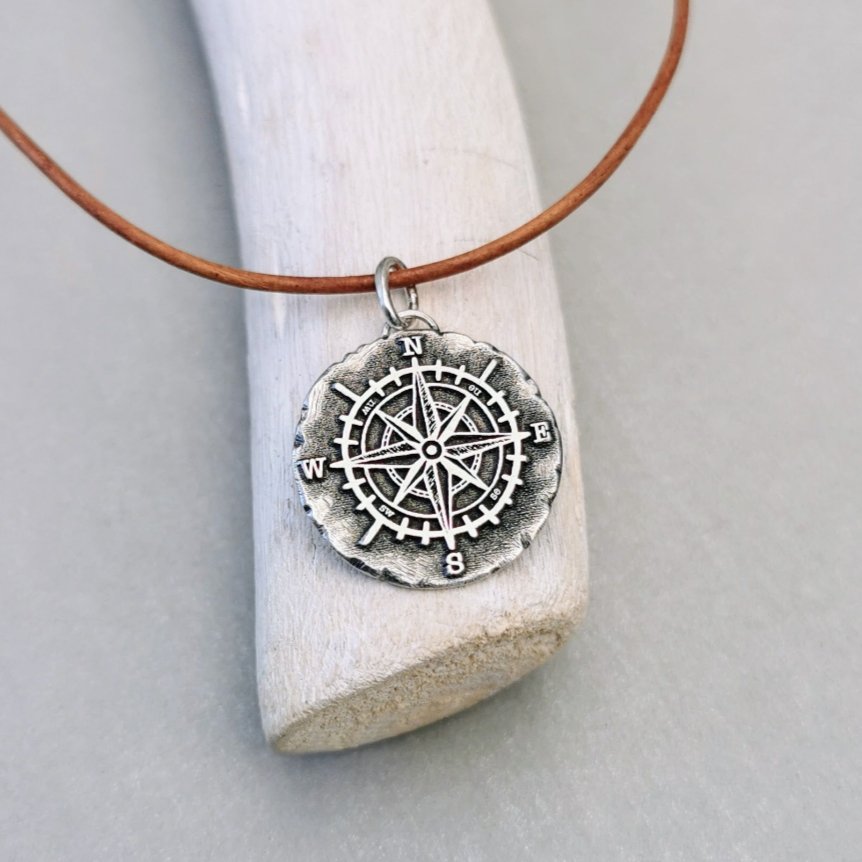 Kettenanhänger "Kompass" im RUSTIC STYLE, mit Lederkette, aus recyceltem Silber - animoART