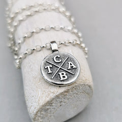 Familien - Anhänger mit Buchstaben & Anker und Gravur auf der Rückseite - animoART