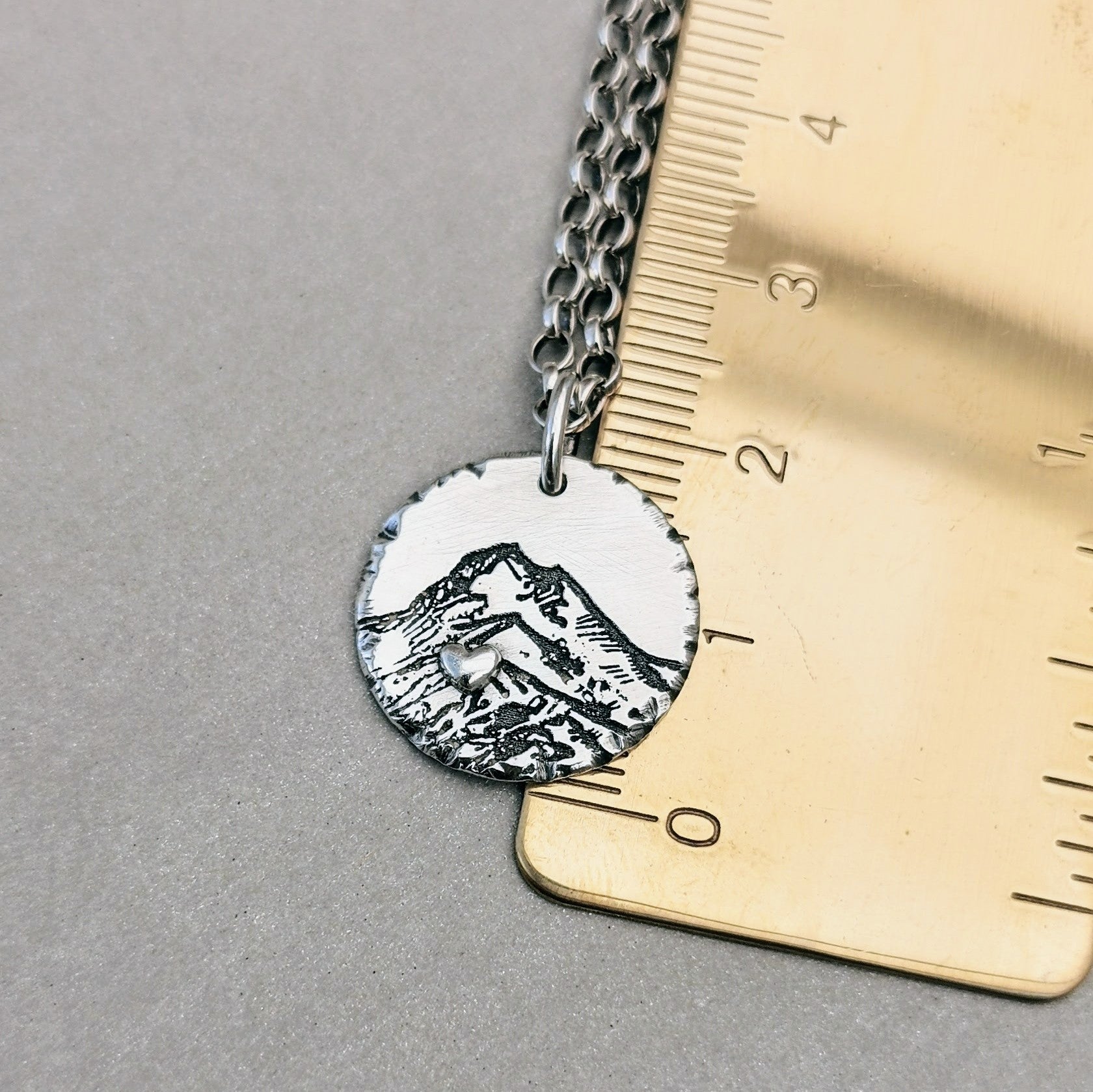 Kettenanhänger "Berg - Liebe" Rustic Style, handgefertigt aus recyceltem 925er Silber,