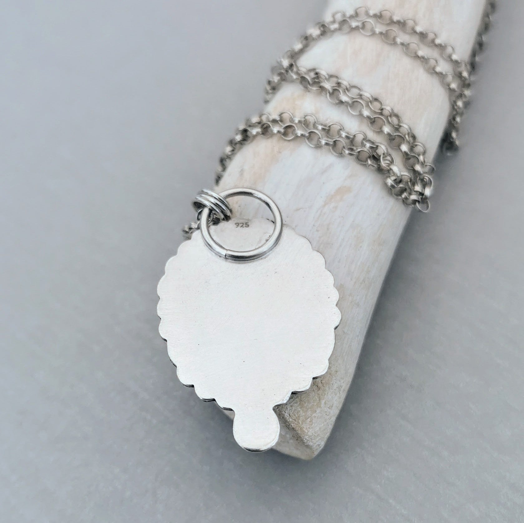 Kettenanhänger "Hasenausflug", recyceltes Silber, handgefertigt