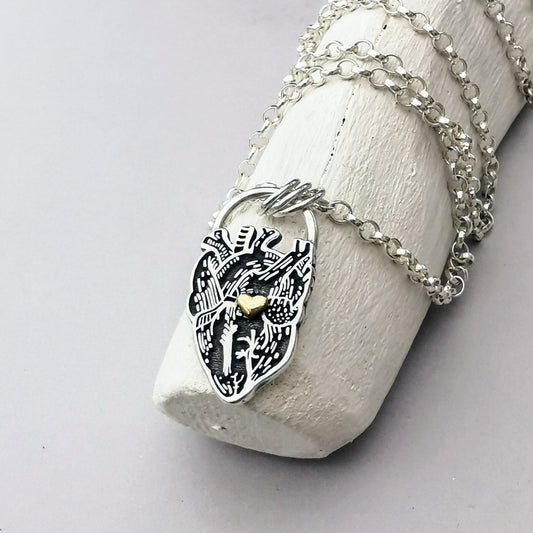 Kettenanhänger "Liebe im Herzen" Bicolor, Anatomisches Herz aus recyceltem Silber