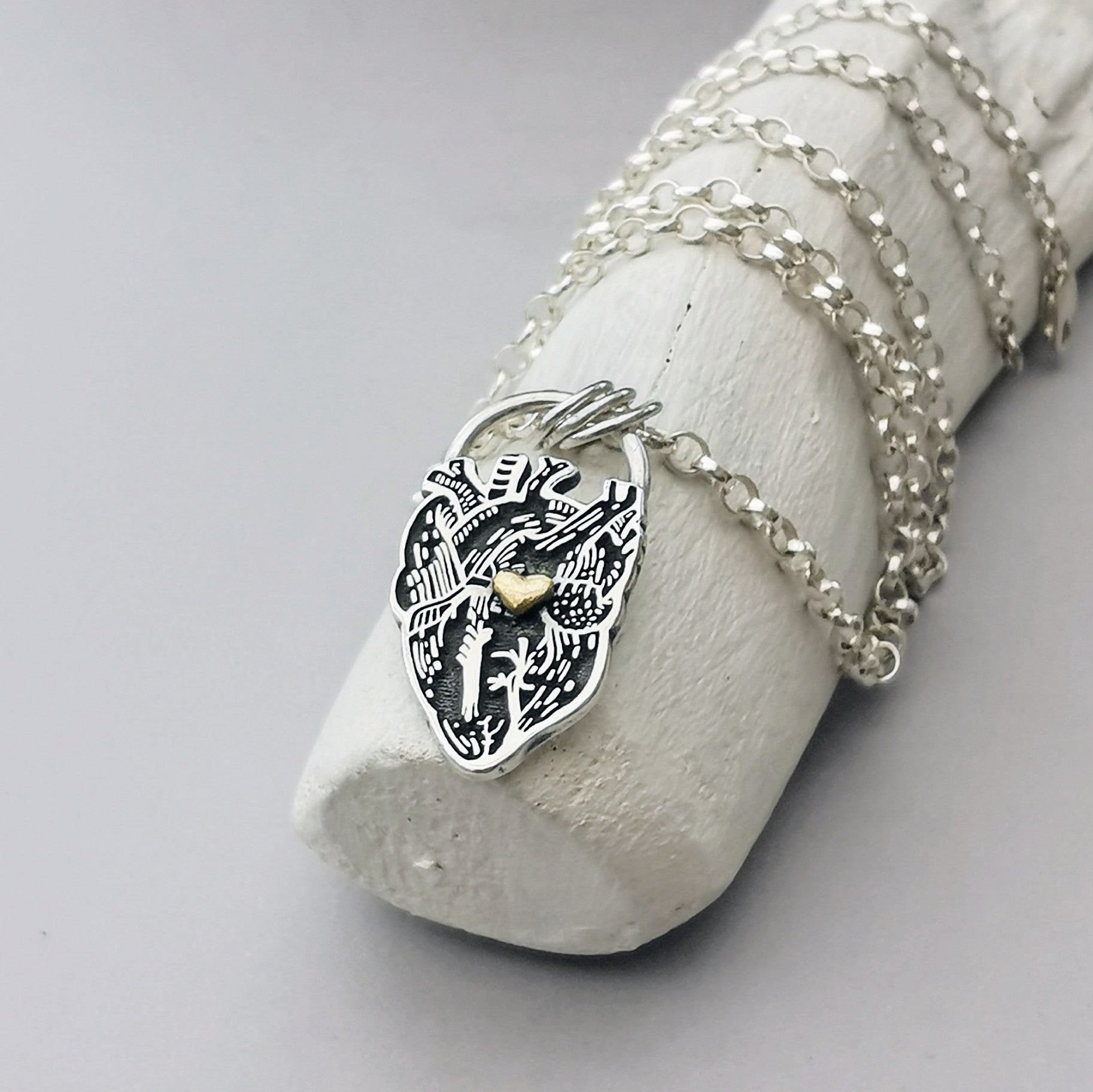 Kettenanhänger "Liebe im Herzen" Bicolor, Anatomisches Herz aus recyceltem Silber