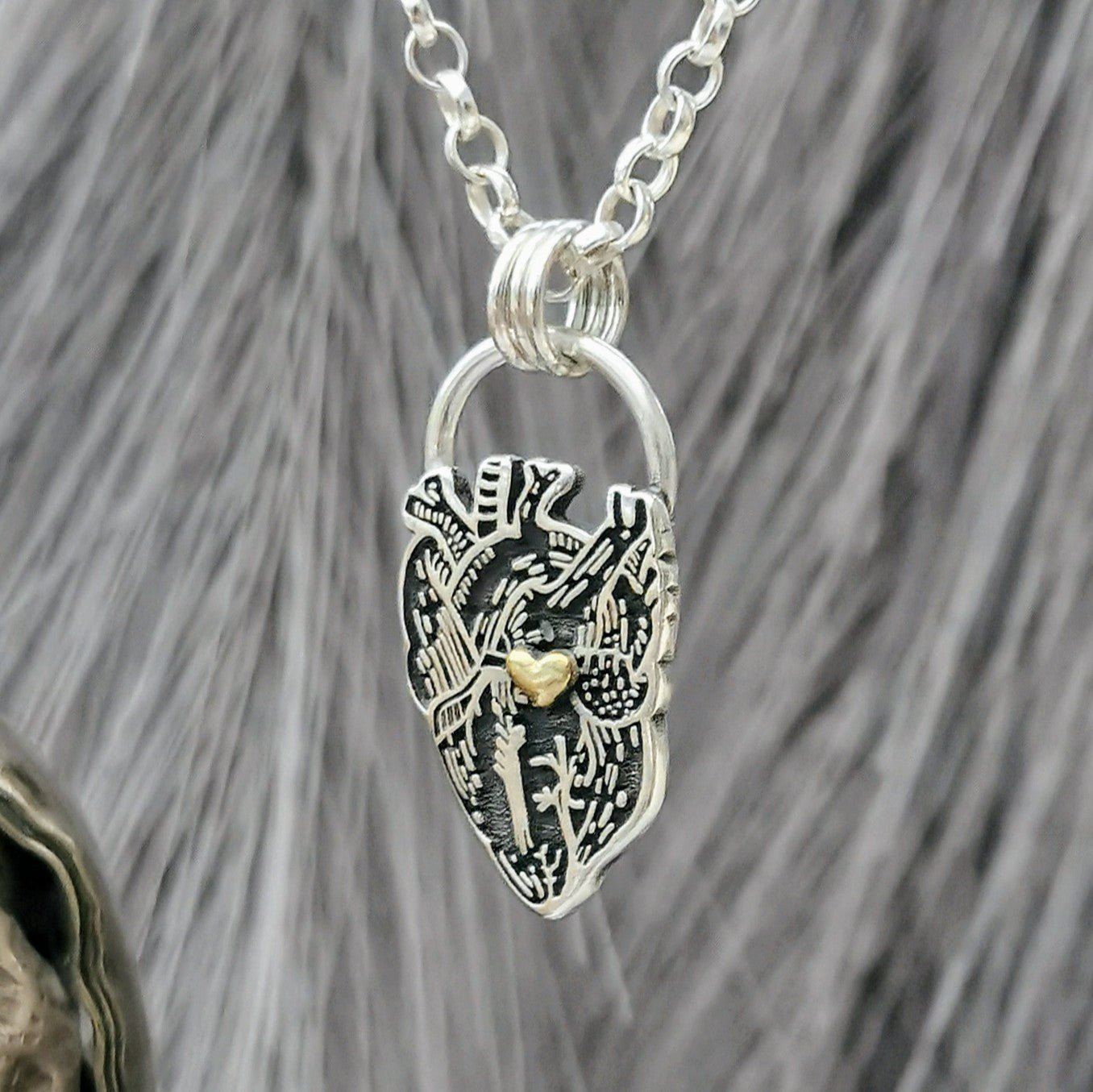 Kettenanhänger "Liebe im Herzen" Bicolor, Anatomisches Herz aus recyceltem Silber