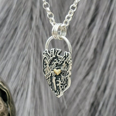 Kettenanhänger "Liebe im Herzen" Bicolor, Anatomisches Herz aus recyceltem Silber