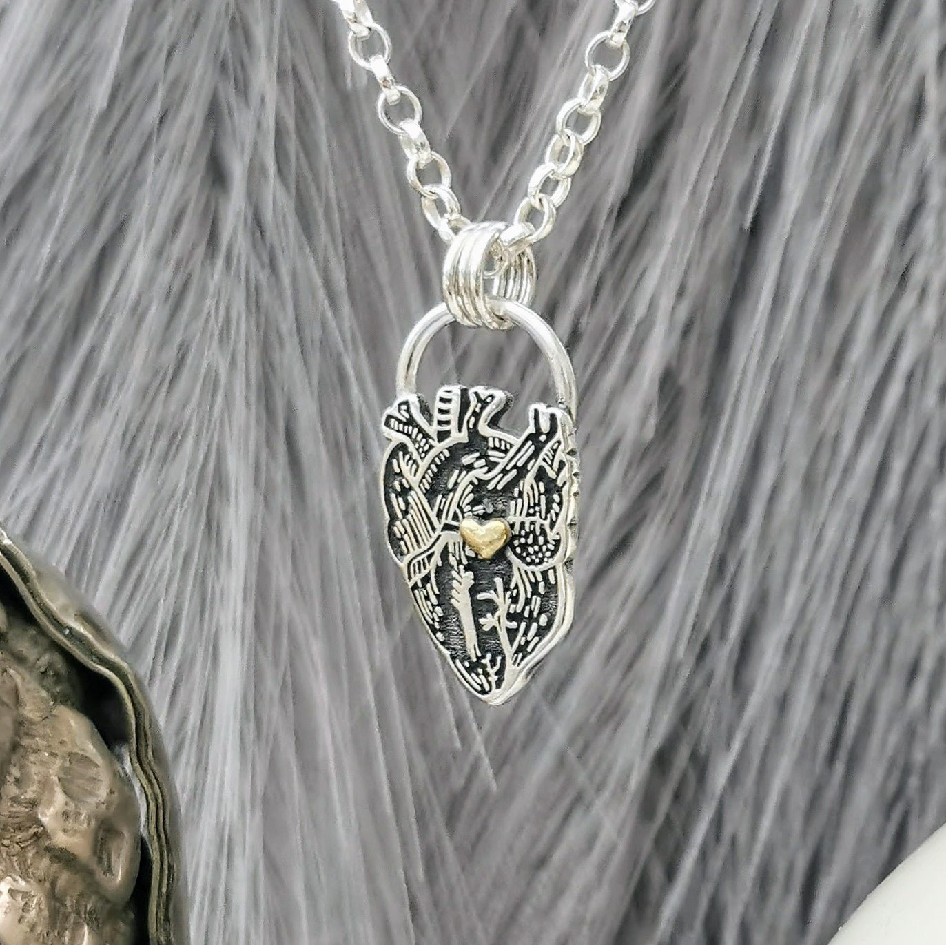 Kettenanhänger "Liebe im Herzen" Bicolor, Anatomisches Herz aus recyceltem Silber
