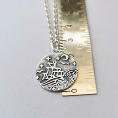 Kettenanhänger "Segelboot auf hocher See" recyceltes Silber, handgefertigt