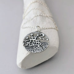 Kettenanhänger "Segelboot auf hocher See" recyceltes Silber, handgefertigt