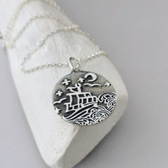 Kettenanhänger "Segelboot auf hocher See" recyceltes Silber, handgefertigt