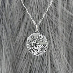 Kettenanhänger "Segelboot auf hocher See" recyceltes Silber, handgefertigt