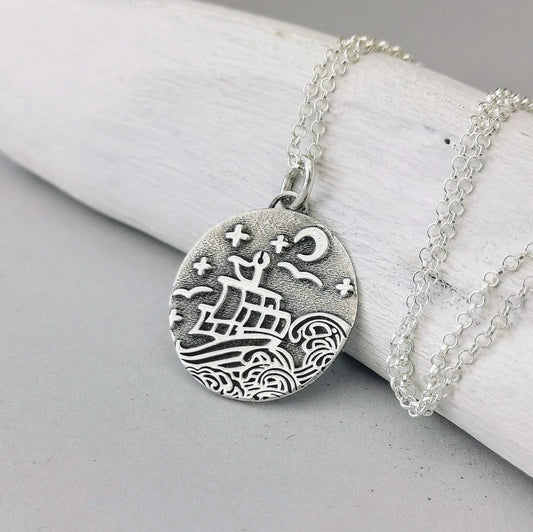 Kettenanhänger "Segelboot auf hocher See" recyceltes Silber, handgefertigt