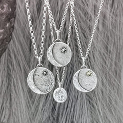 Kettenanhänger "Mond & Sonne" aus recyceltem 925er Silber und 24 Karat Gold, handgefertigt in Deutschland