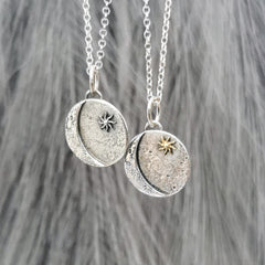 Kettenanhänger "Mond & Sonne" aus recyceltem 925er Silber und 24 Karat Gold, handgefertigt in Deutschland