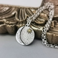 Kettenanhänger "Mond & Sonne" aus recyceltem 925er Silber und 24 Karat Gold, handgefertigt in Deutschland