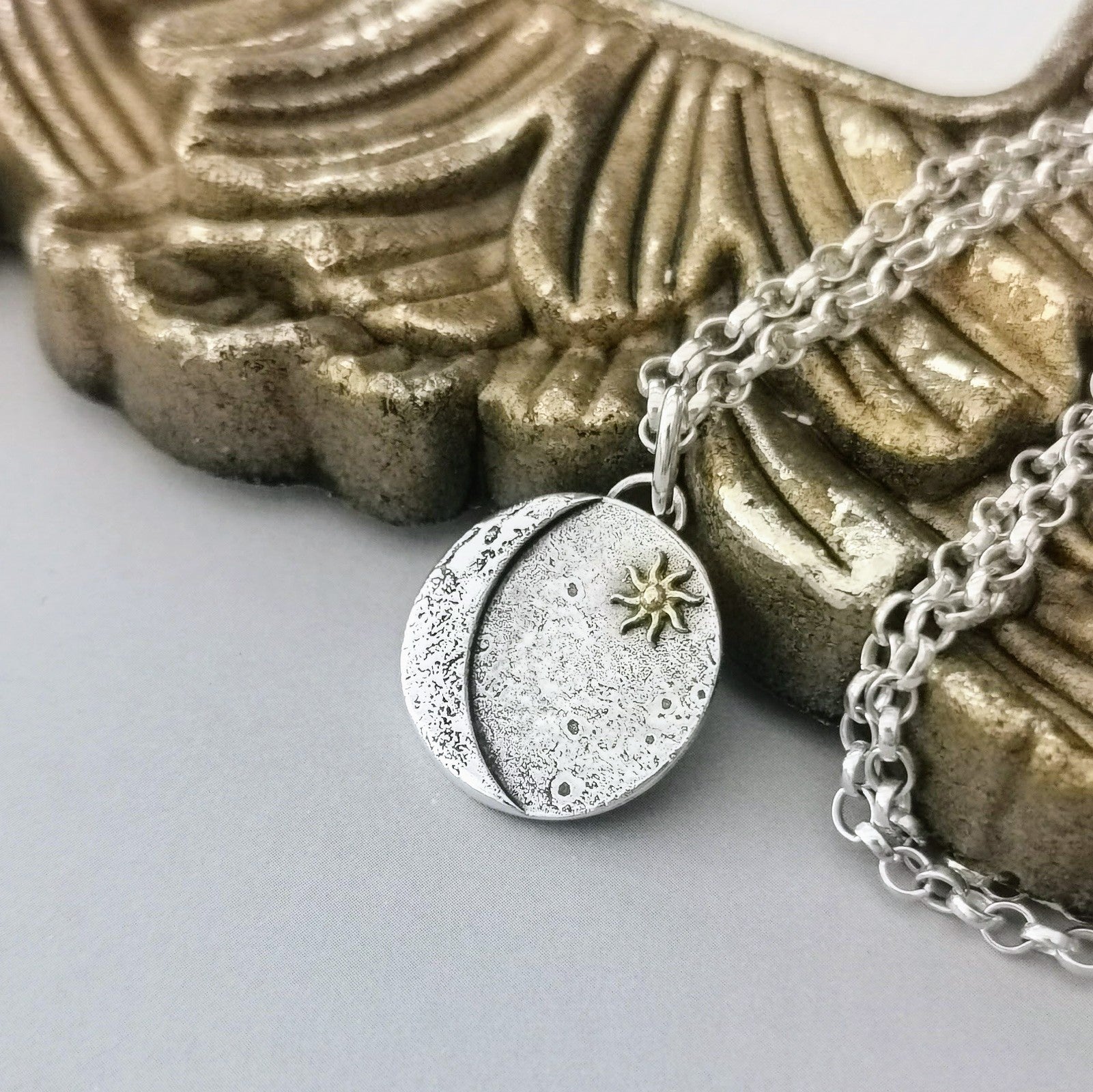 Kettenanhänger "Mond & Sonne" aus recyceltem 925er Silber und 24 Karat Gold, handgefertigt in Deutschland