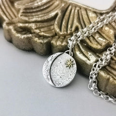 Kettenanhänger "Mond & Sonne" aus recyceltem 925er Silber und 24 Karat Gold, handgefertigt in Deutschland